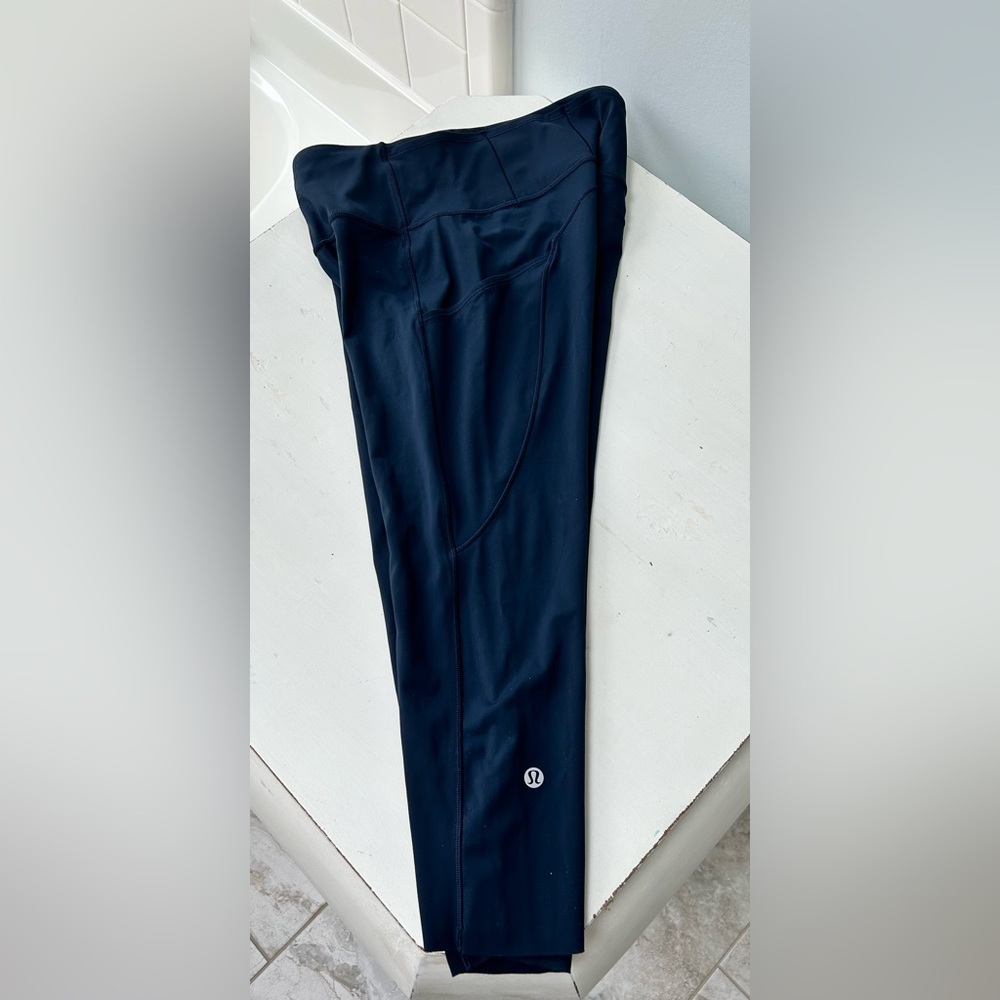 Lululemon crop capri work out pant in navy